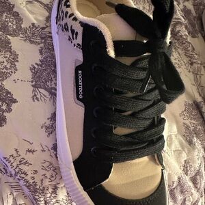 Rocket Dog Size 8 Black and Cream Leopard Sneakers